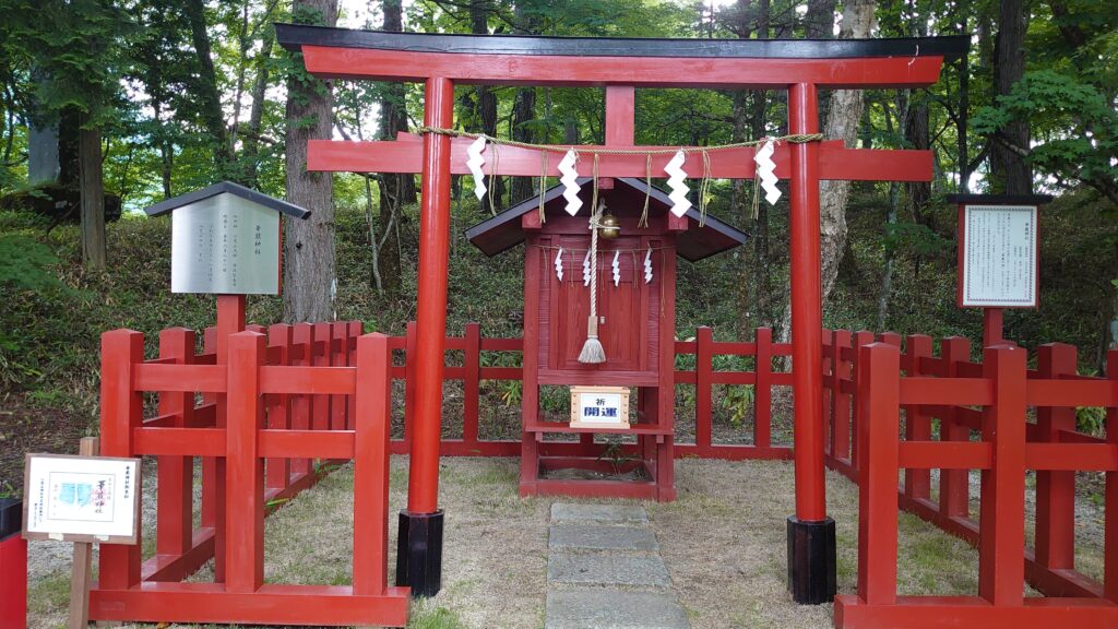 華厳の滝近くの神社
