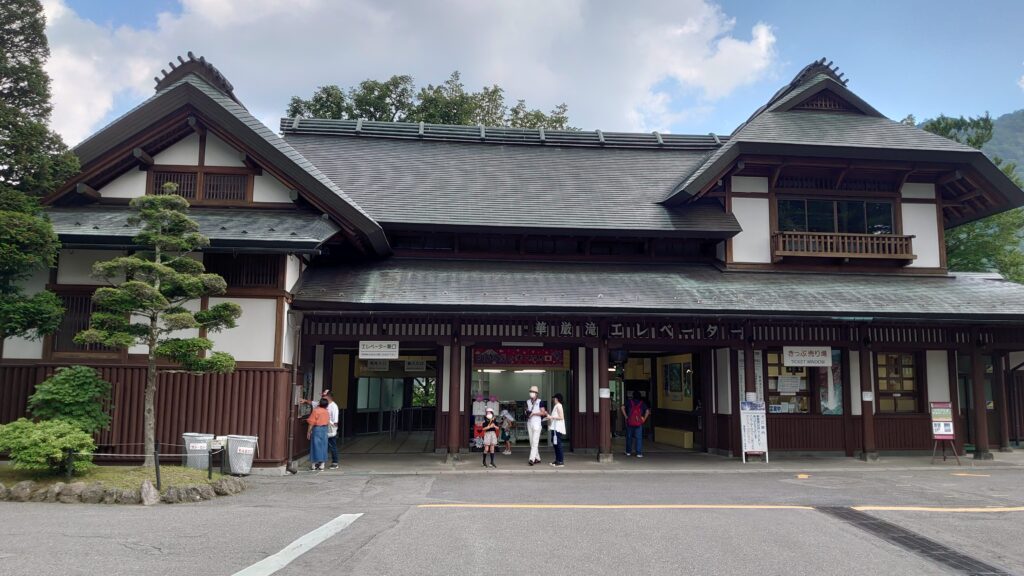 華厳の滝のエレベータ