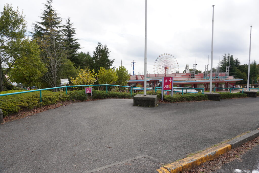 入園口に続く道