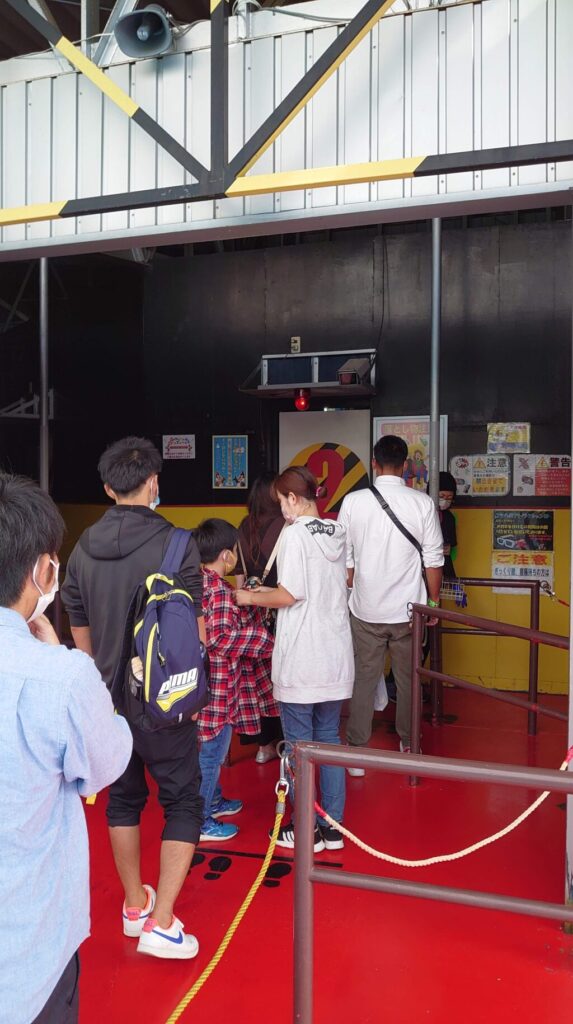 スペースショットに並ぶ人たち