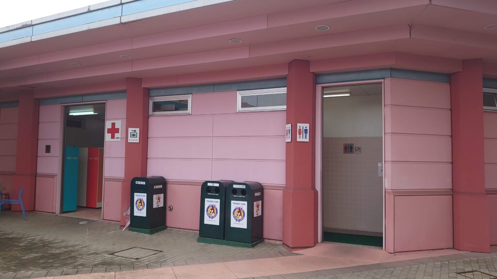那須ハイランドの入口トイレ