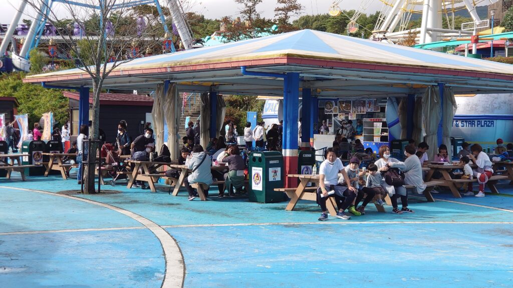 混んでいる休憩ベンチ