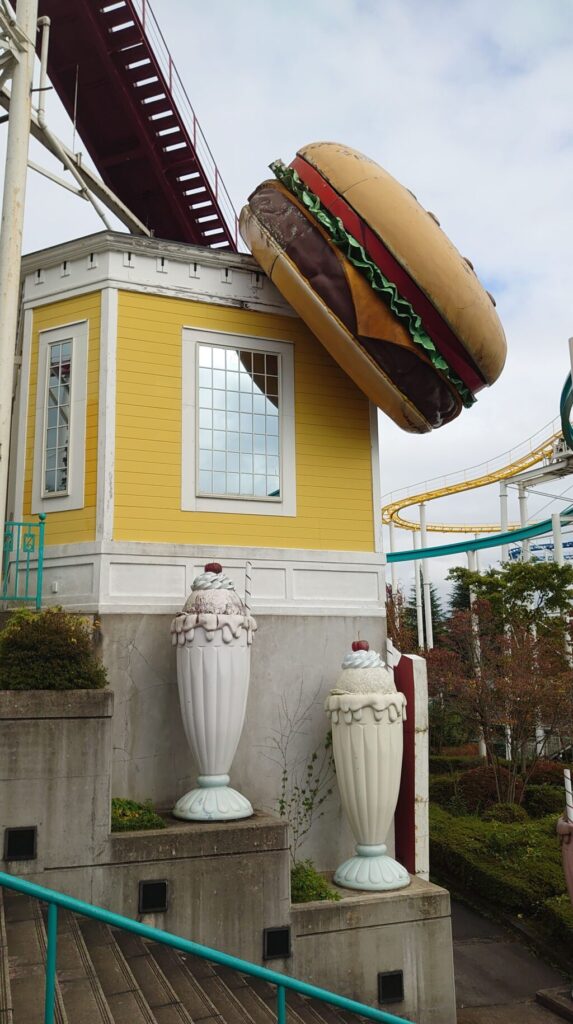 屋根から落ちそうなハンバーガー