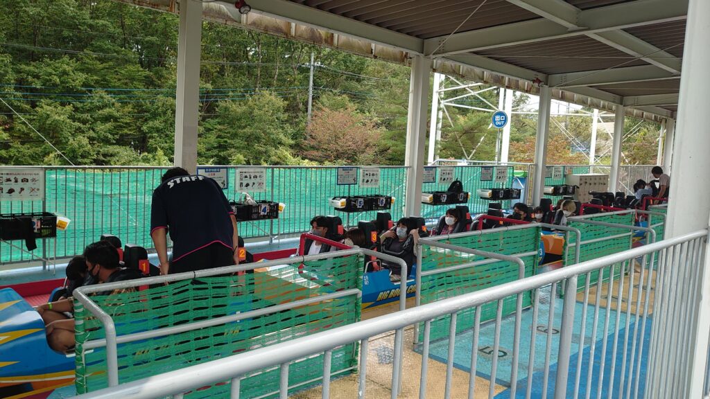 スピンターンコースターに乗る様子