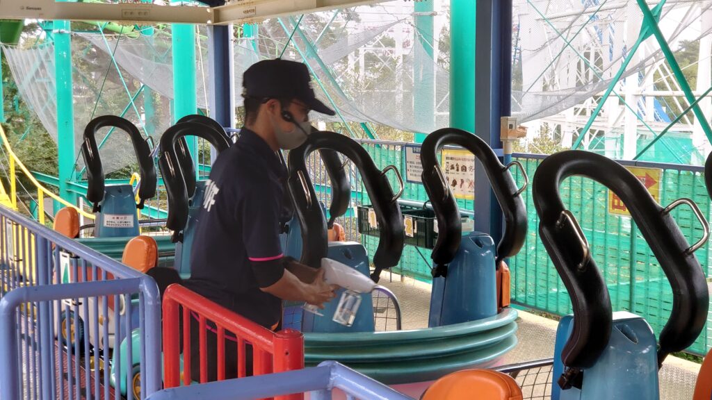 アトラクションを消毒する人