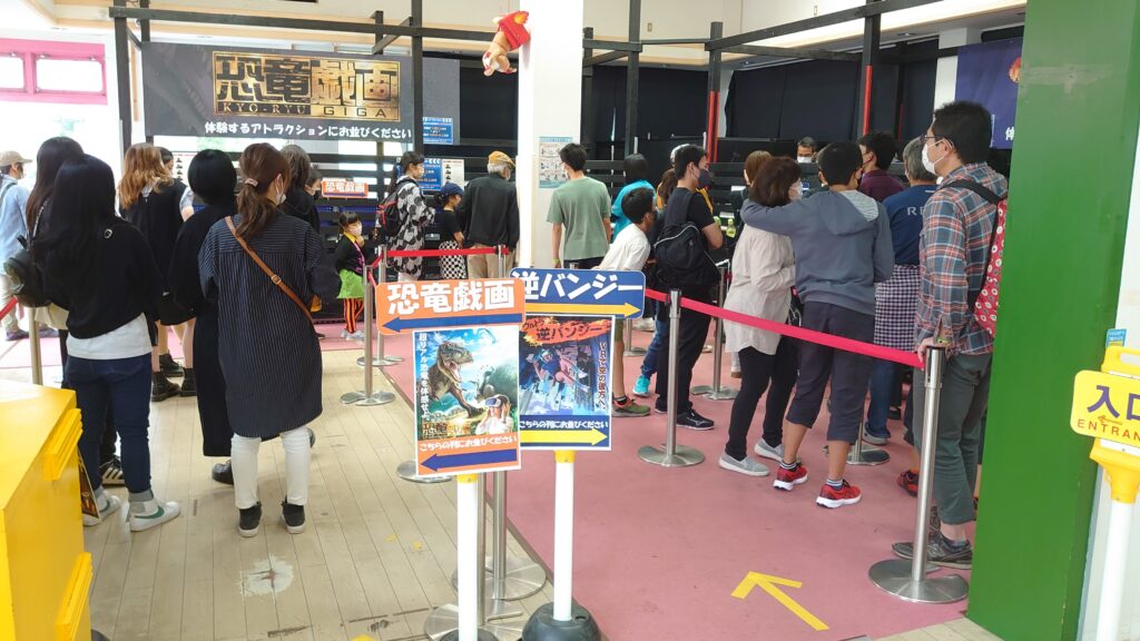 3Dアトラクションに並ぶ列