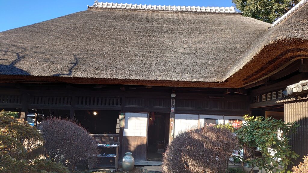 藁葺き屋根の藍染め工房