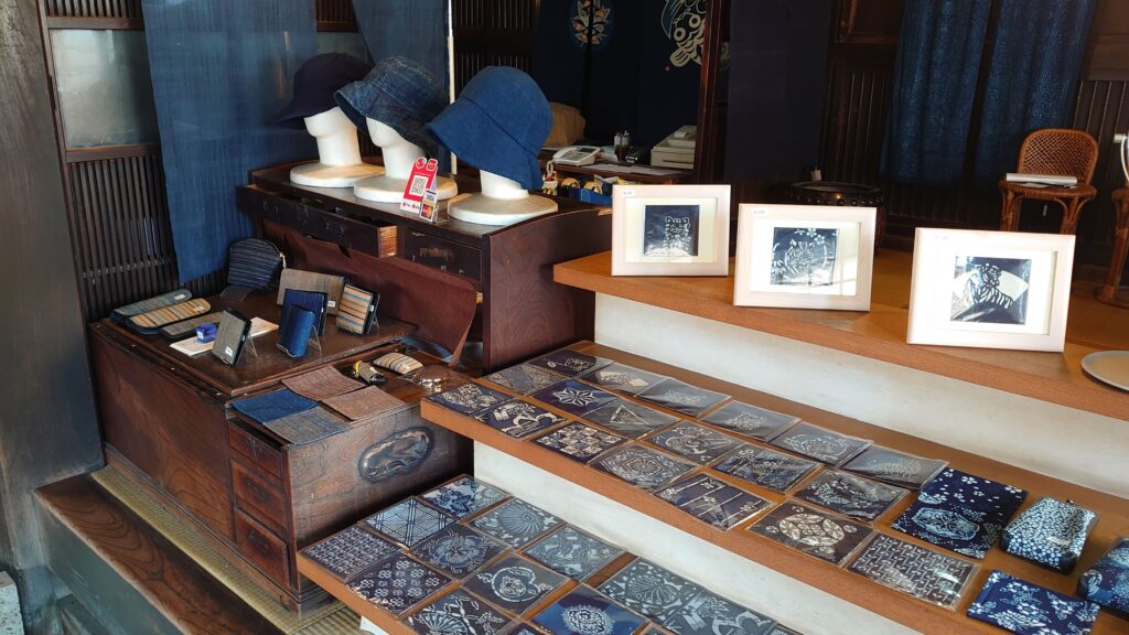 藍染め工房の帽子と財布とハンカチ