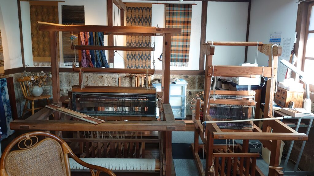 藍染め工房の機織り機