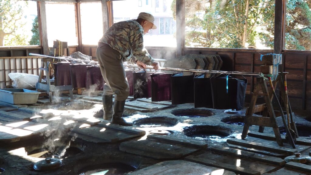 藍染めしている人