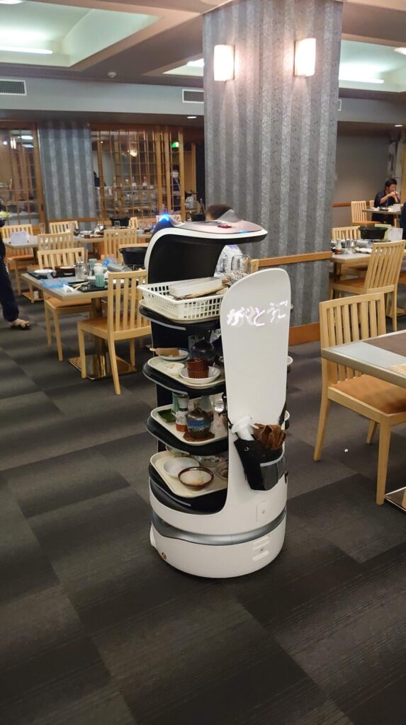 配膳用のロボットネコ
