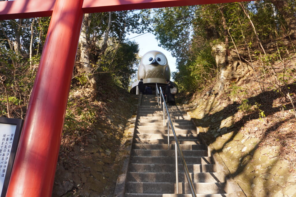 大フクロウに続く階段