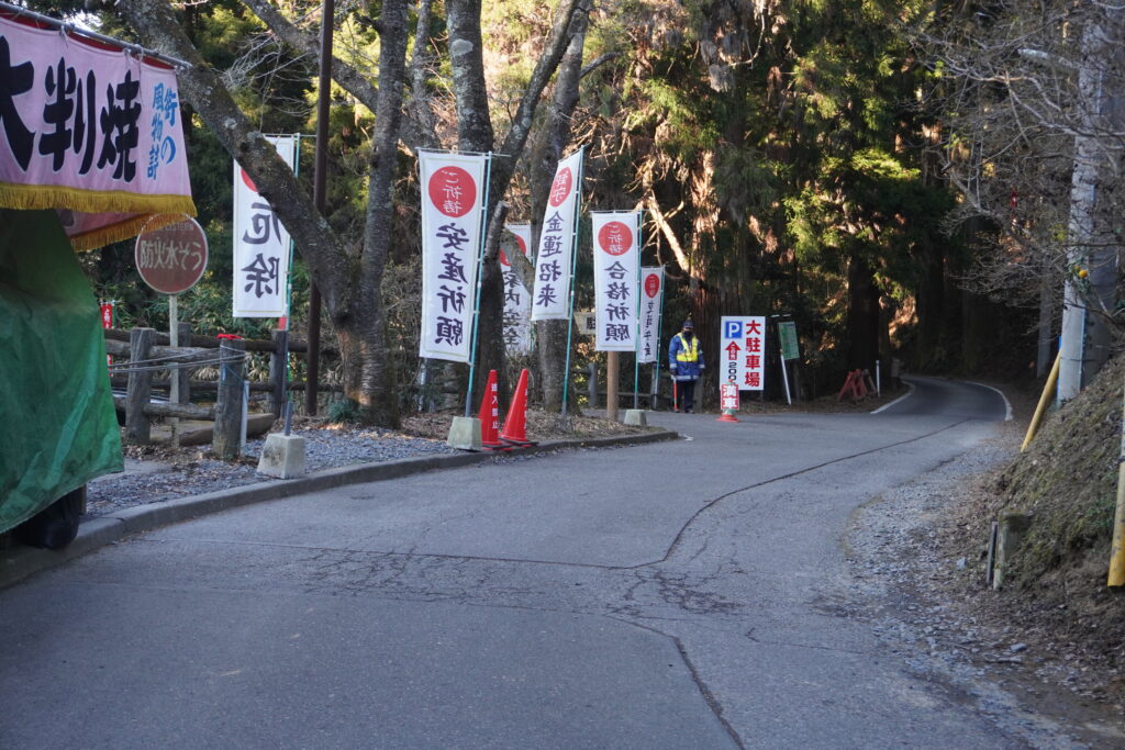 遠くの大駐車場への道