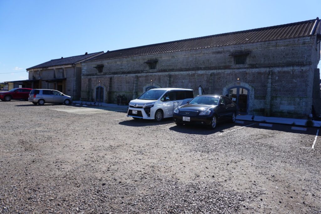 吉田村の駐車場ななめ