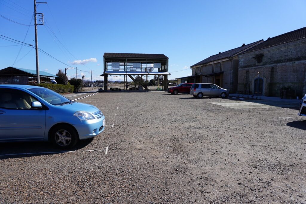 吉田村の駐車場正面