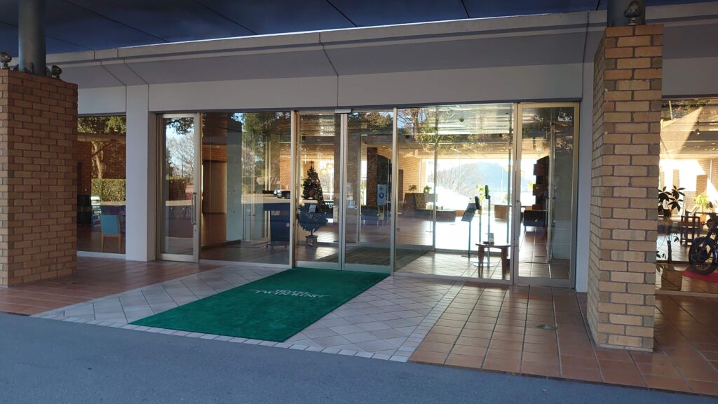 ホテルの玄関前