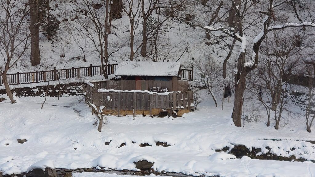 もみじの湯の雪化粧