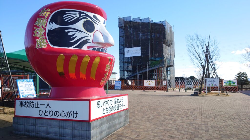 大ダルマ横から