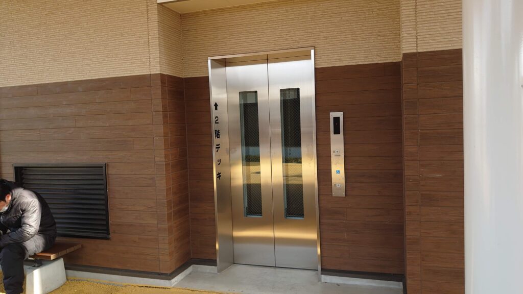 2階屋上行きのエレベーター