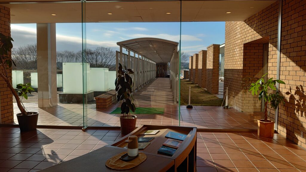 「ツインリンクもてぎ」のエントランス窓