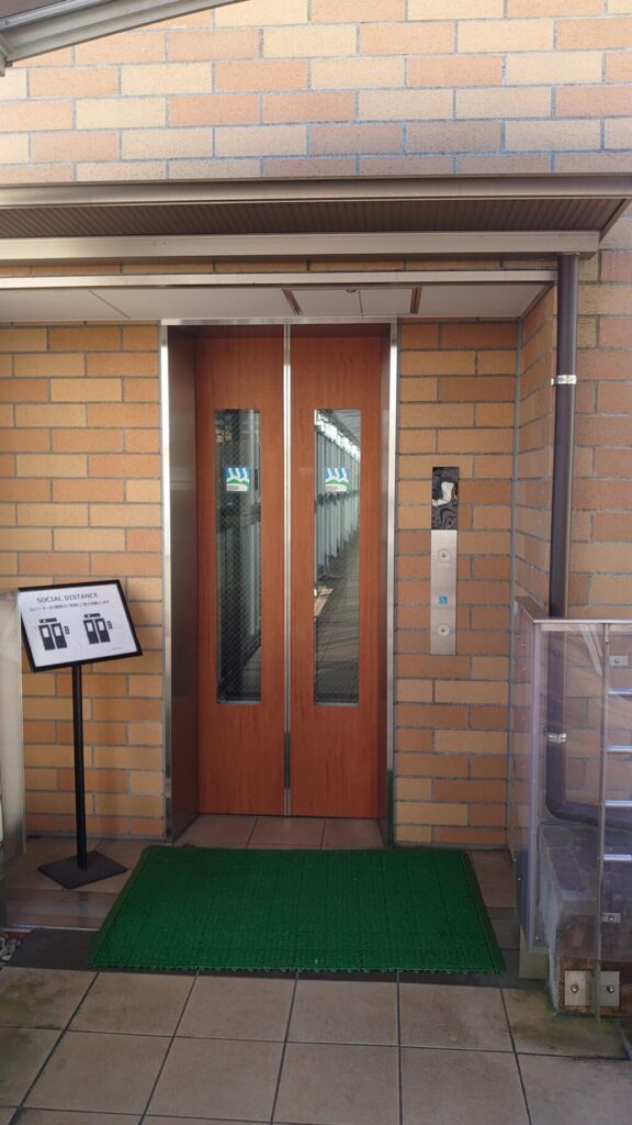 「ツインリンクもてぎ」のお風呂に続くエレベーター