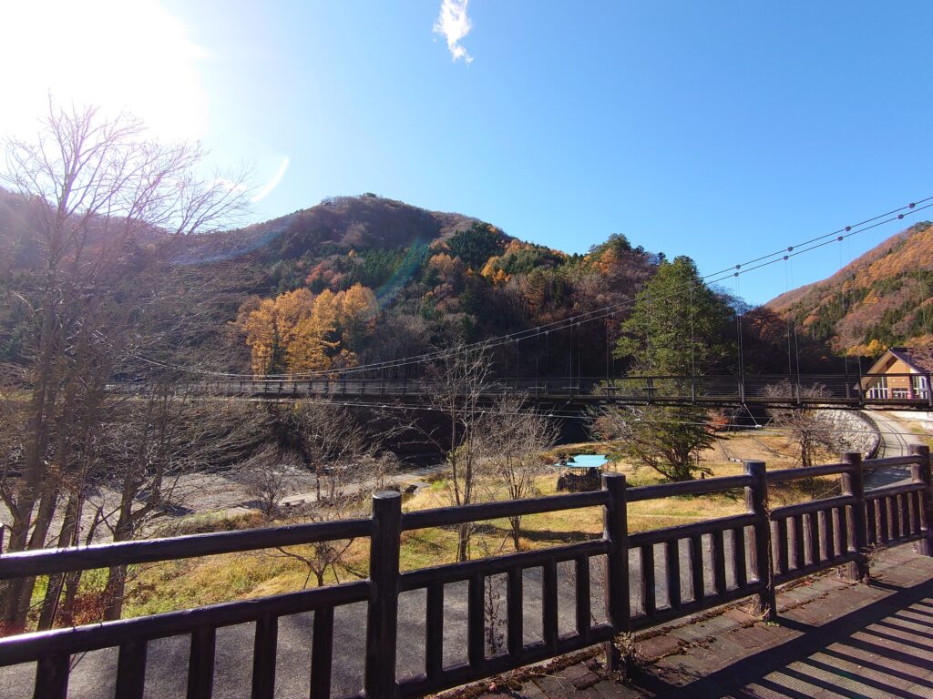 水の郷観光センターの川辺