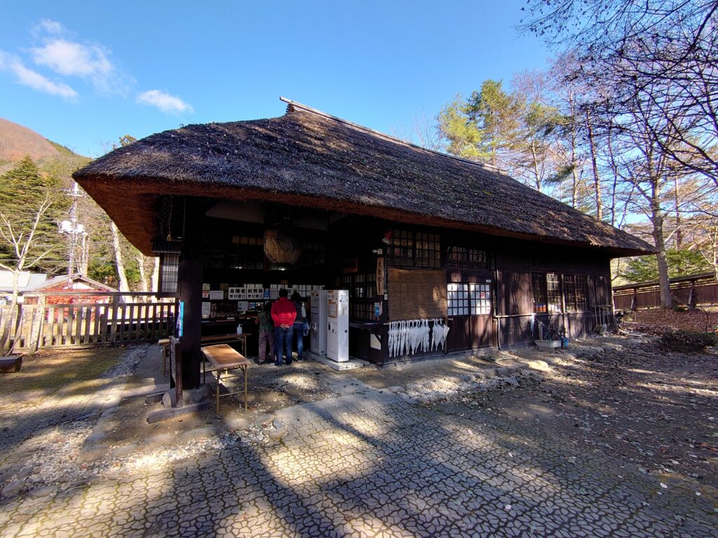 「平家の郷」のから拭き屋根の受付