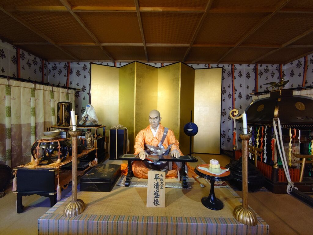 「平家の郷」の平清盛人形