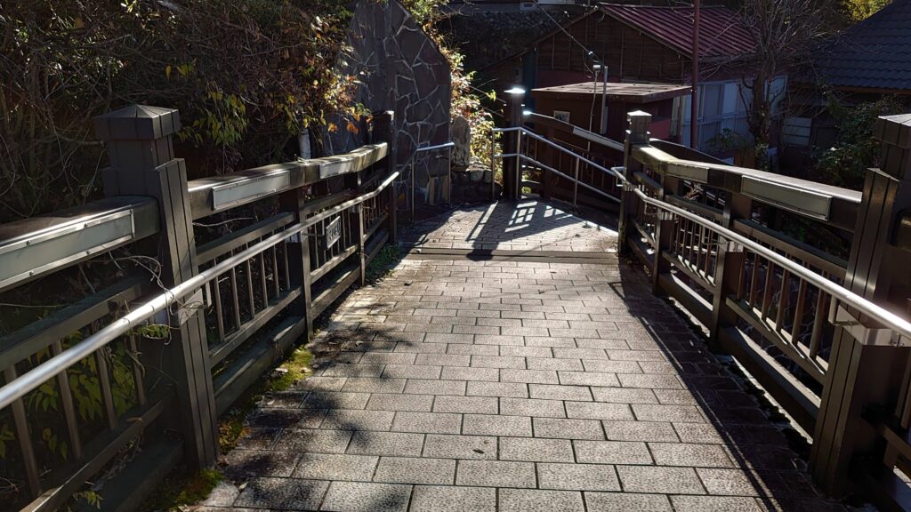 会津屋に続く湯前橋の正面