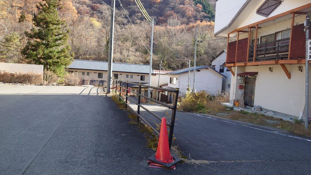湯西川の駐車場の奥