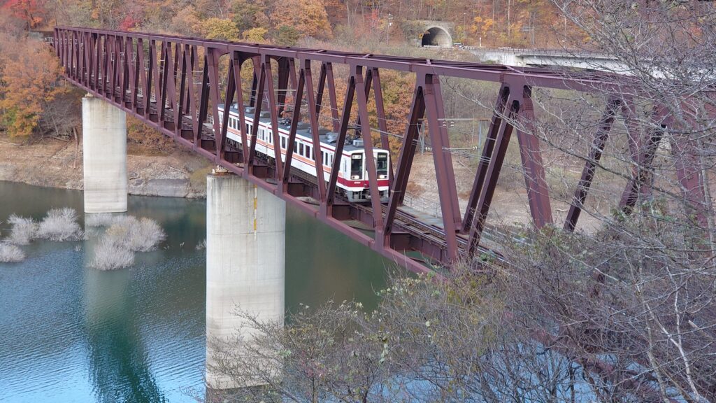 湯西川道の駅の橋を渡る電車