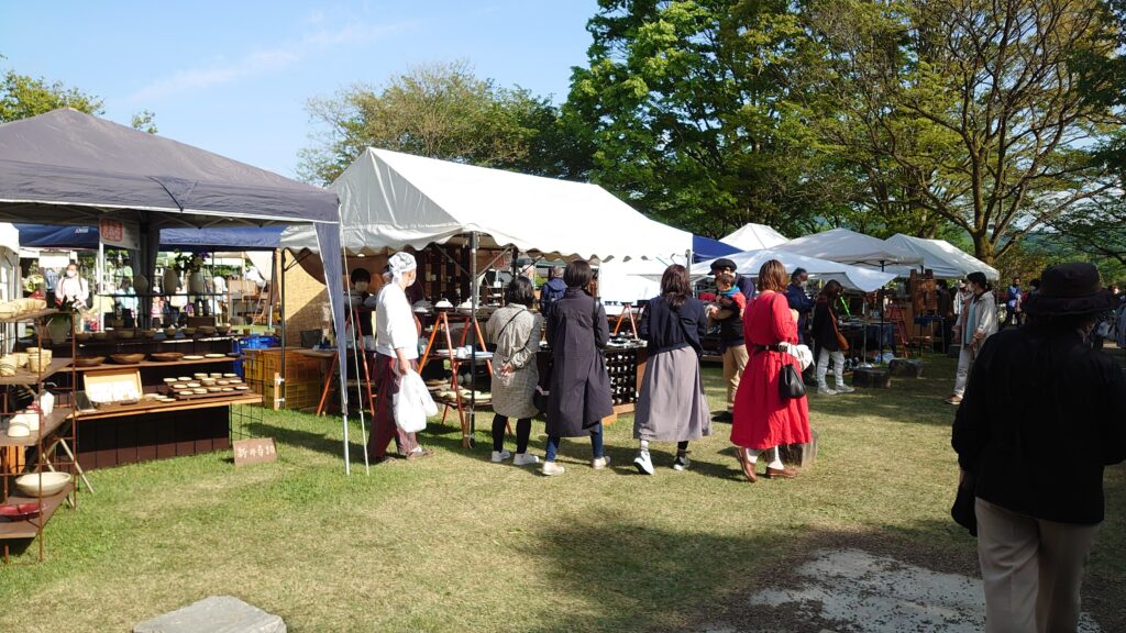 陶器市の丘の広場