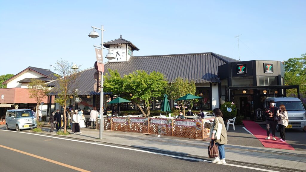 陶器市のメインストリートの喫茶店