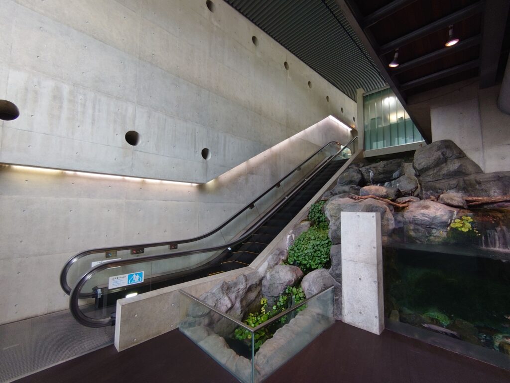 エレベーターと小さな滝