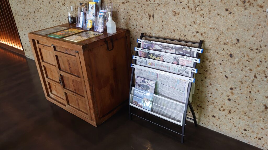 休憩所の新聞紙