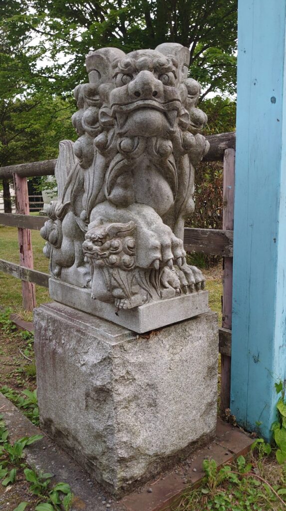 入口の脇の狛犬