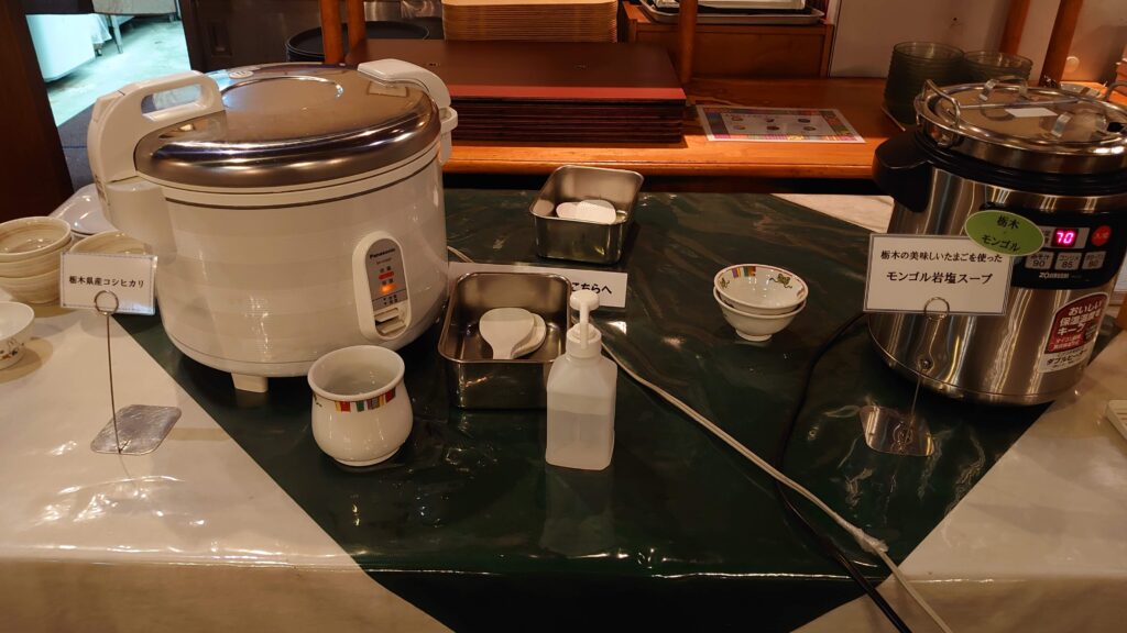 セルフ盛りのご飯とスープ