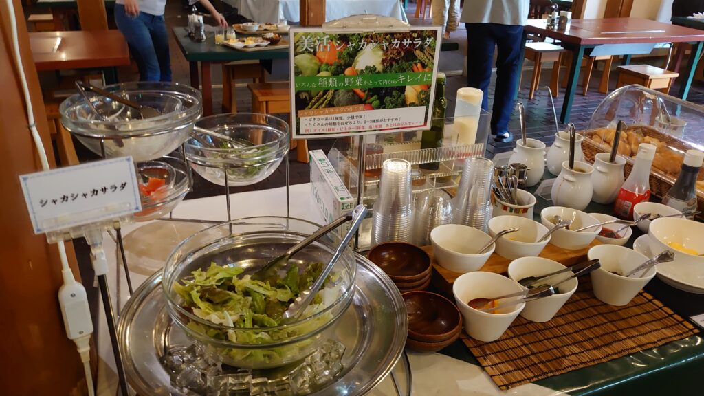 朝食の野菜とドレッシング