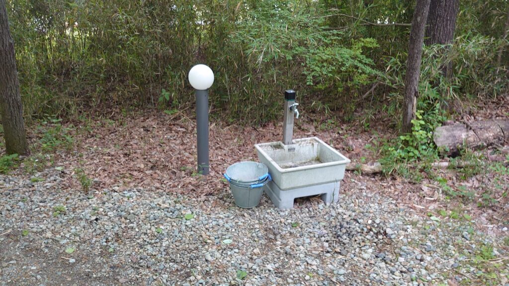 朝の焚き火の近くの水道