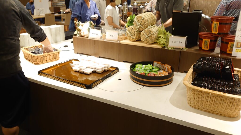 納豆、ふりかけ、みそ汁