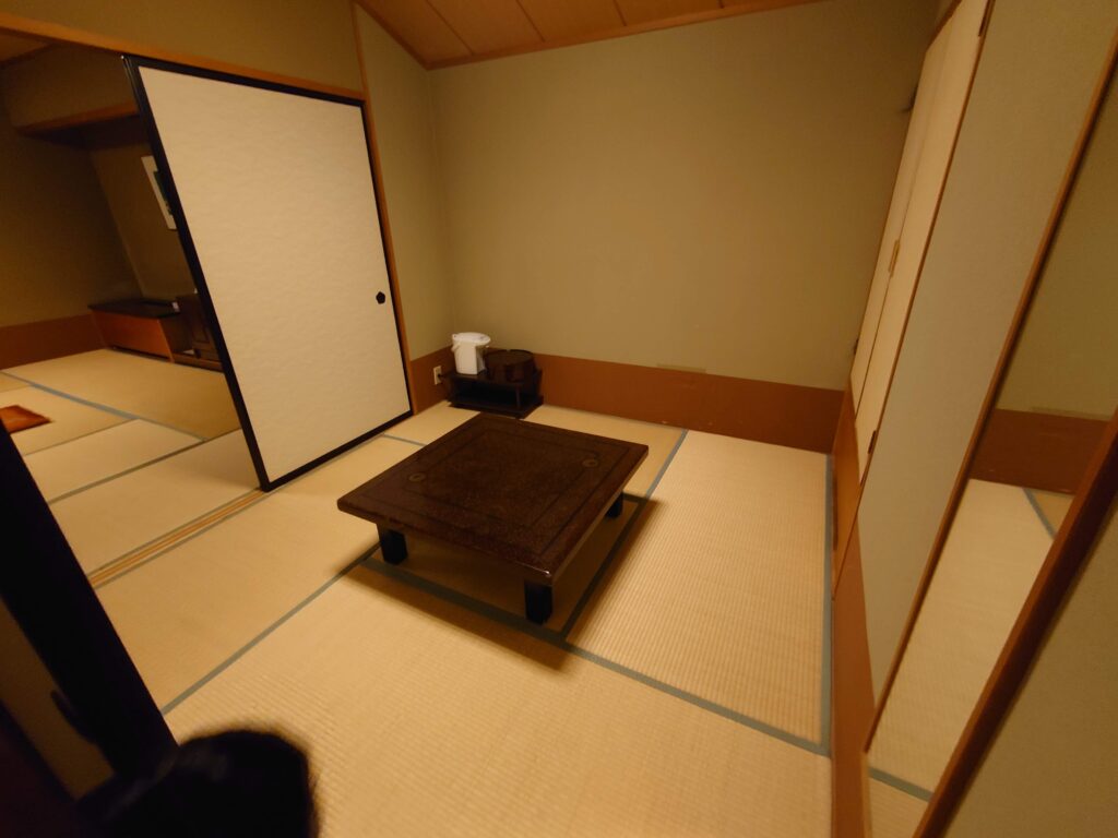 ホテルの客室4畳半