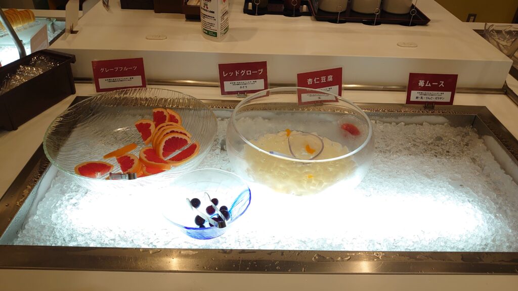 デザートの果物やゼリー、杏仁豆腐