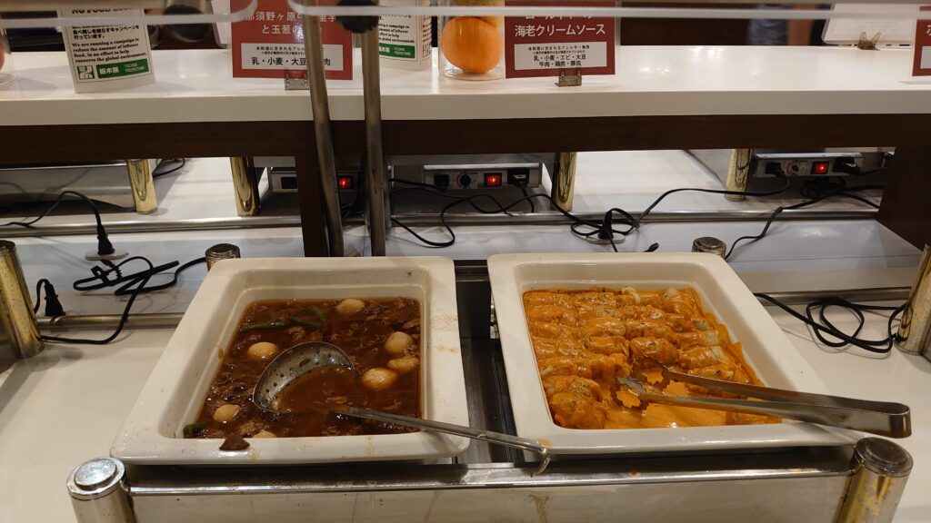 里芋と玉葱の煮込み?、ロールキャベツ(海老クリームソース)