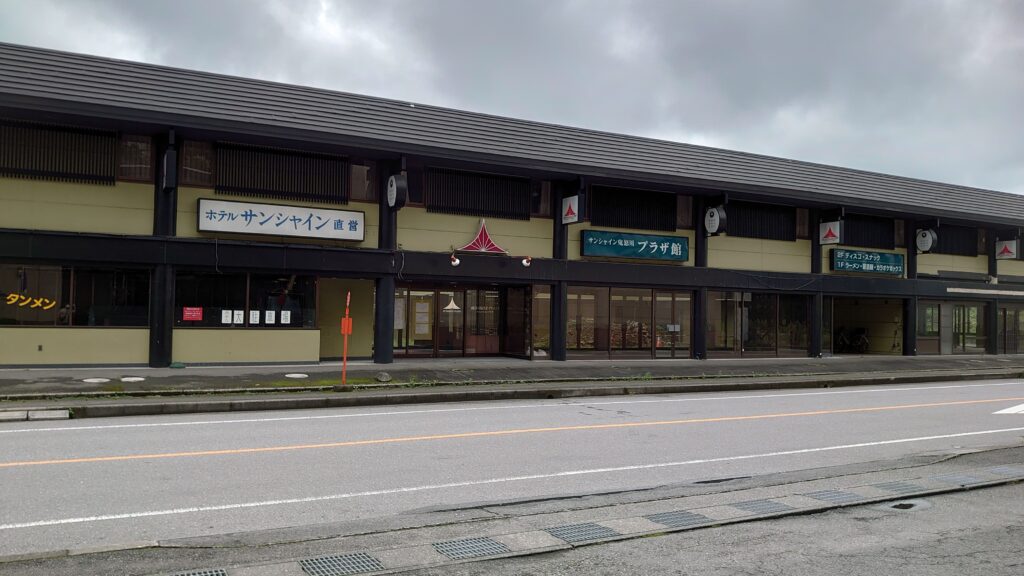 ホテルの前に並ぶ廃墟のようなお店