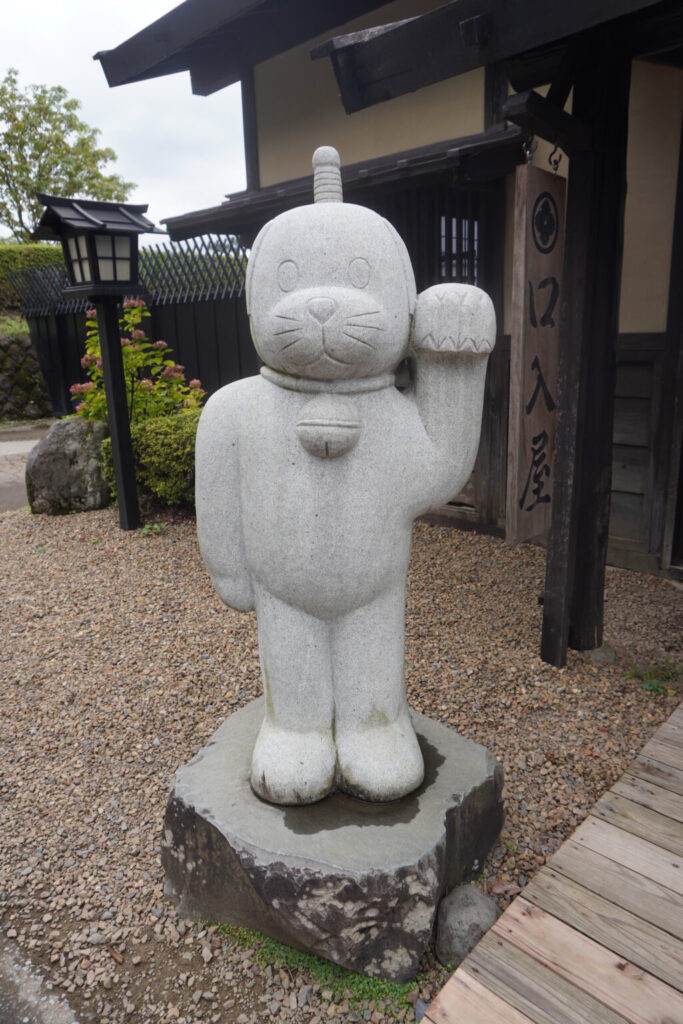 にゃんまげの石像