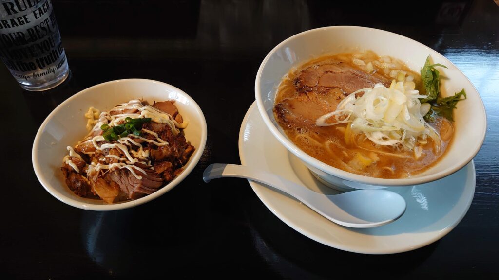 ラーメンCAROLの二代目(鶏白湯)とチャーシュー丼