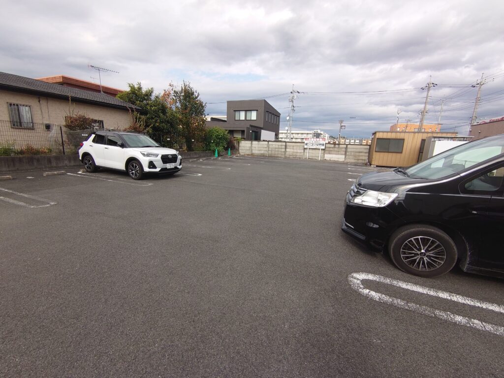 麺榮 王様のラーメンの駐車場