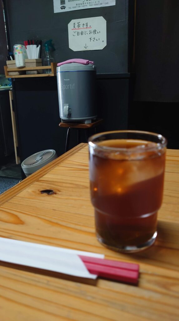 麺榮 王様のラーメンの麦茶