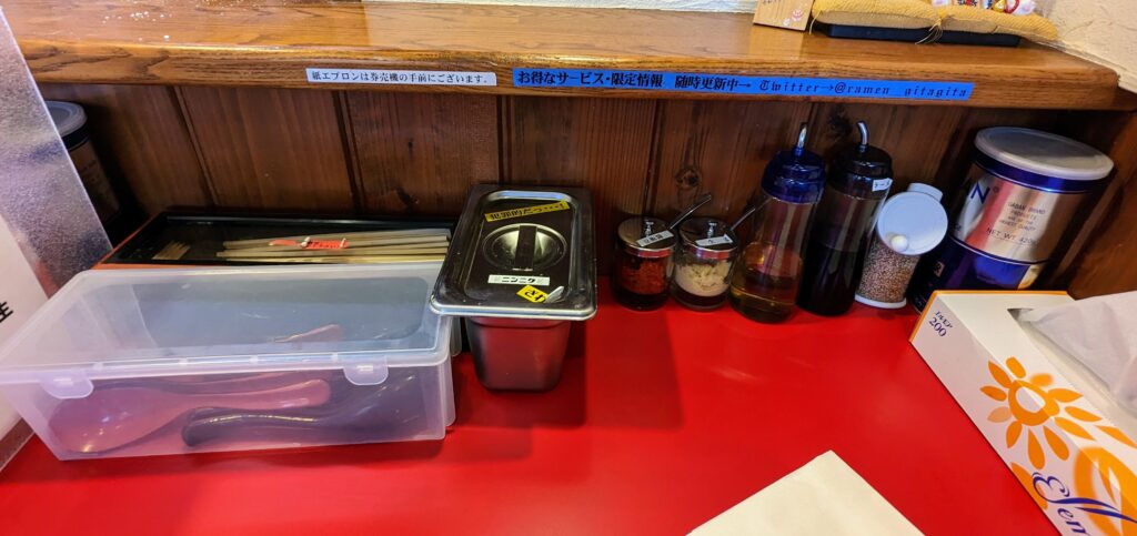 ラーメンギタギタのカウンター