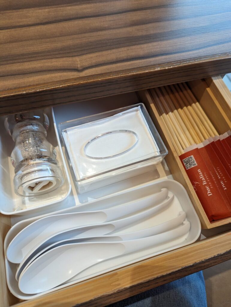 ドゥエイタリアンの食器